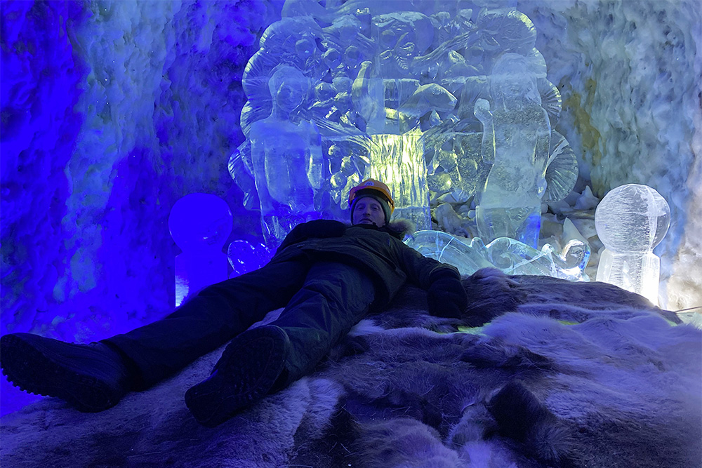 Почти на такой же кровати известный блогер Антон Птушкин ночевал в ледяном отеле в Швеции за 800 $ (59 200 ₽). Мне кажется, в Якутске можно договориться намного дешевле