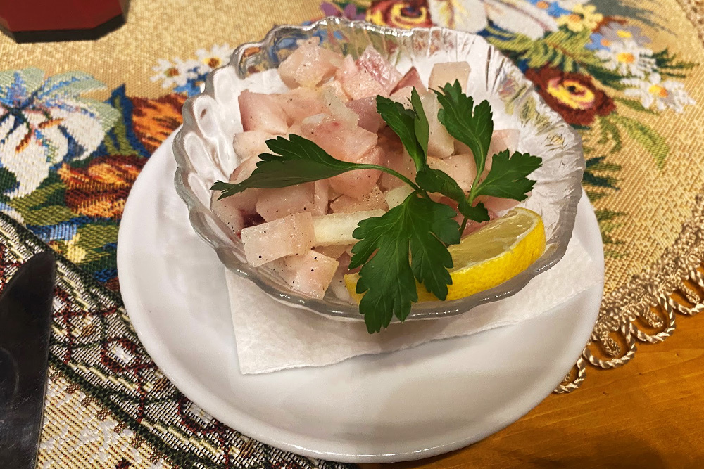 В салат «Индигирка» из сырой рыбы с луком нужно перед едой выжать лимон и перемешать