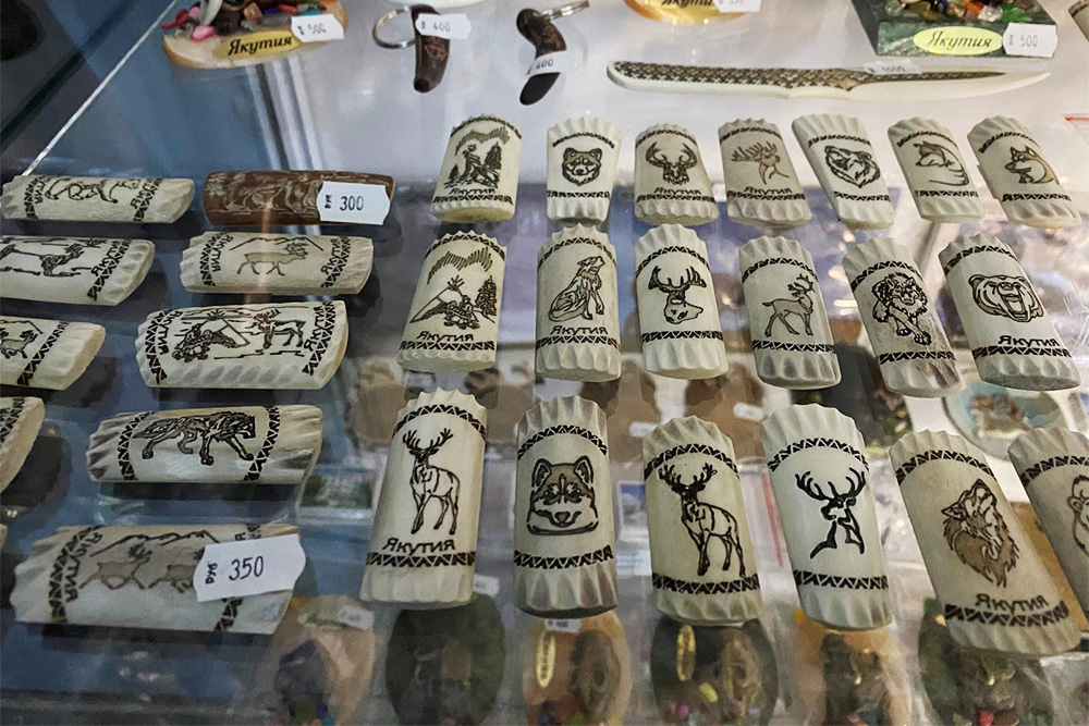 Эти небольшие брелоки из кости мамонта продают в «Царстве вечной мерзлоты». Продавцы уверяют, что кость настоящая