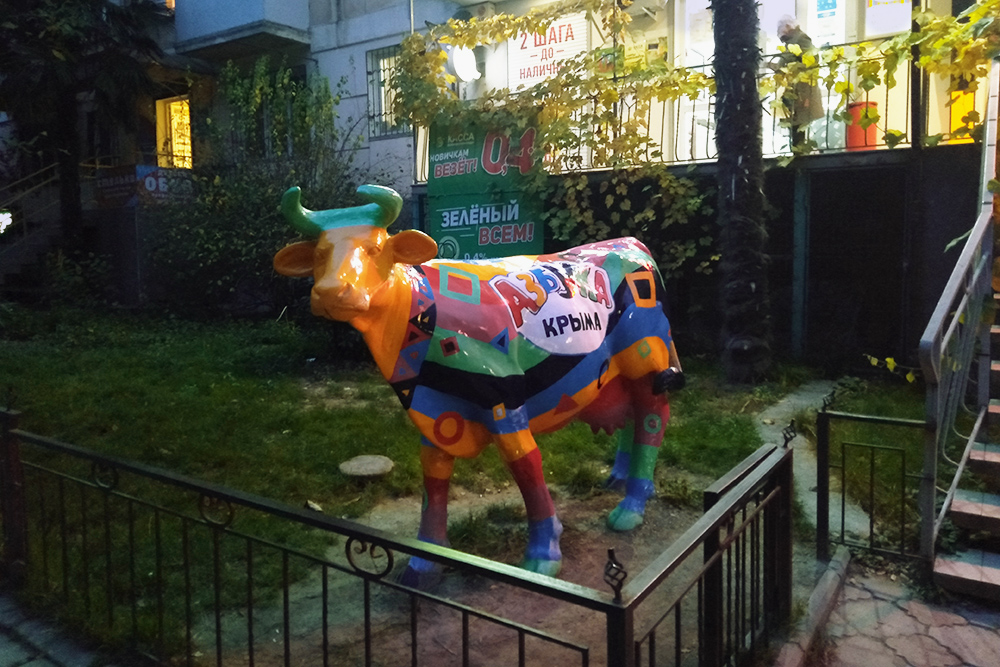 Точку «Азбуки Крыма» легко узнать по ярко расписанной фигуре коровы у входа в магазин