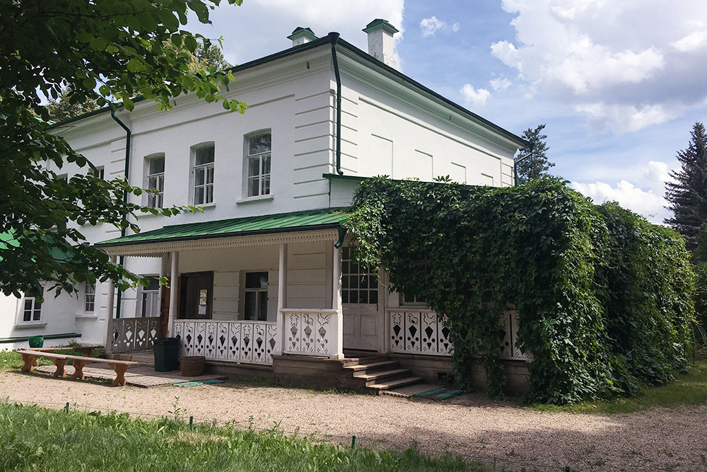 Вход в дом Толстого. С другой стороны дома воспроизведены цветочные клумбы с геранью, какими они были при жизни писателя, поэтому там территория огорожена