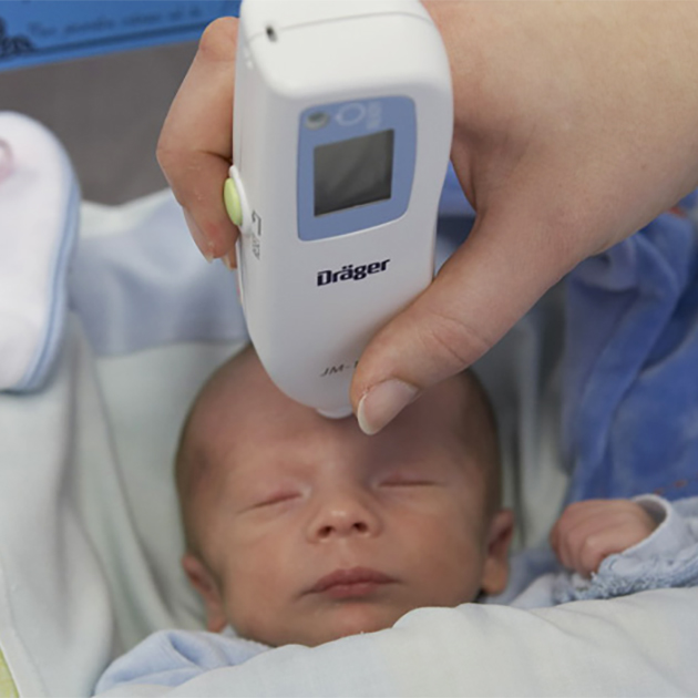 Так выглядит прибор, с помощью которого измеряют уровень билирубина через кожу малыша. Источник: accentmp.ru