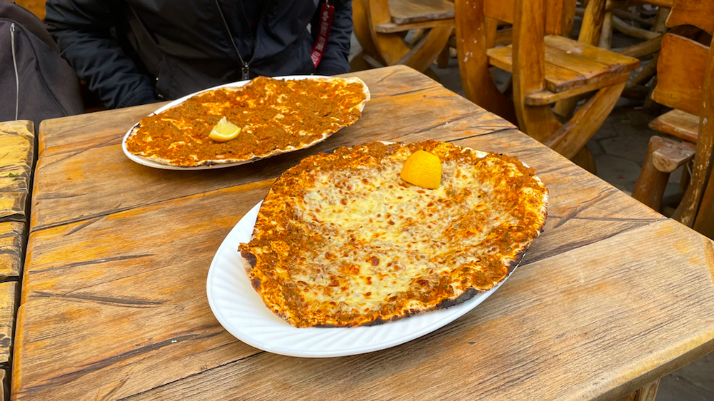 Вкуснее всего ламаджо готовят в Tun Lahmajo на улице Теряна в Ереване. Цена лепешки с мясом — 800 AMD, а с добавлением сыра — 1100 AMD