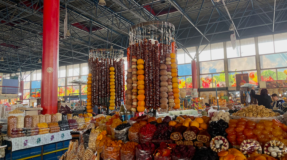 Висящие палочки виноградного суджука на рынке «ГУМ»
