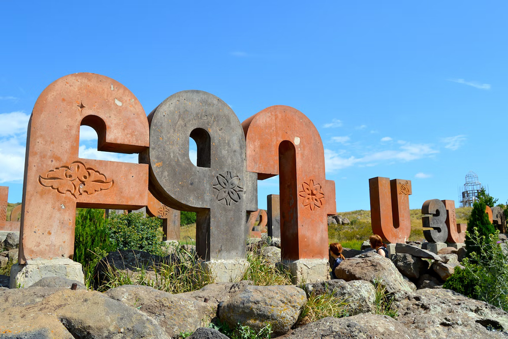Памятник армянскому алфавиту. Источник: Robert Levonyan / Unsplash