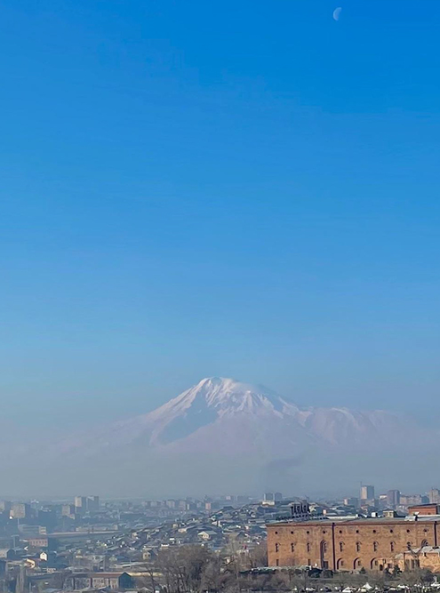Утренний Арарат слегка окутан дымкой, а днем гору часто совсем не видно. Местные подсказали, что это от загрязнения воздуха из⁠-⁠за большого количества строек