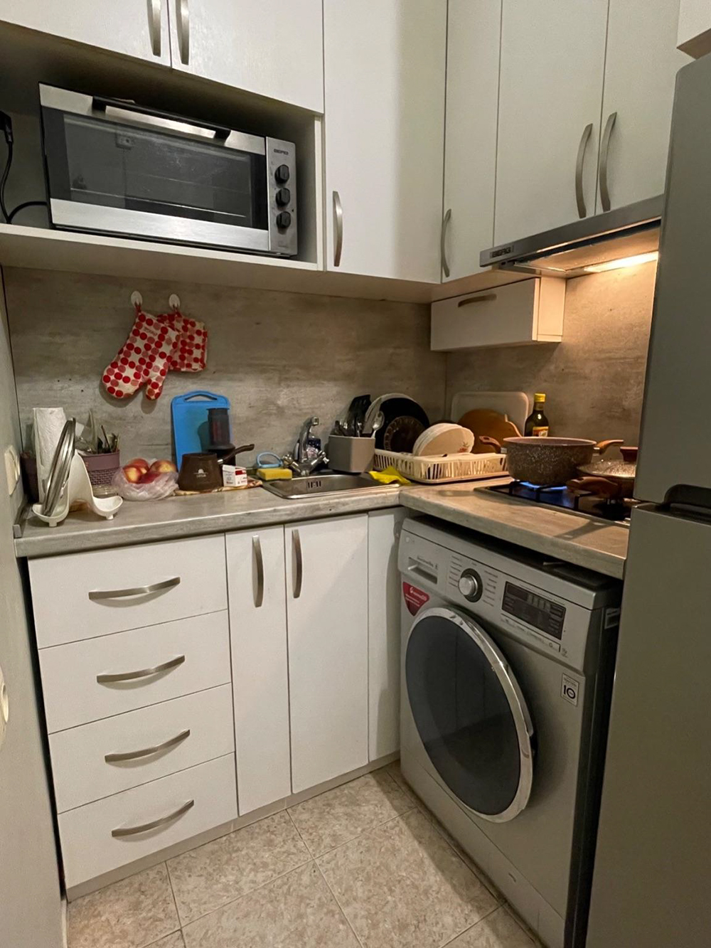 Узкая кухня предназначена только для готовки — такие в большинстве армянских квартир