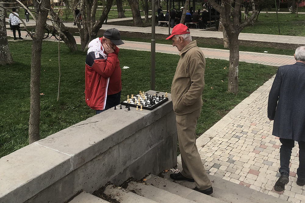 Любимое увлечение пожилых армян — игра в шахматы и нарды