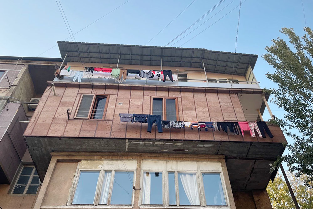 Местные обычаи делать домовые пристройки и сушить белье на улице подсказывают страну