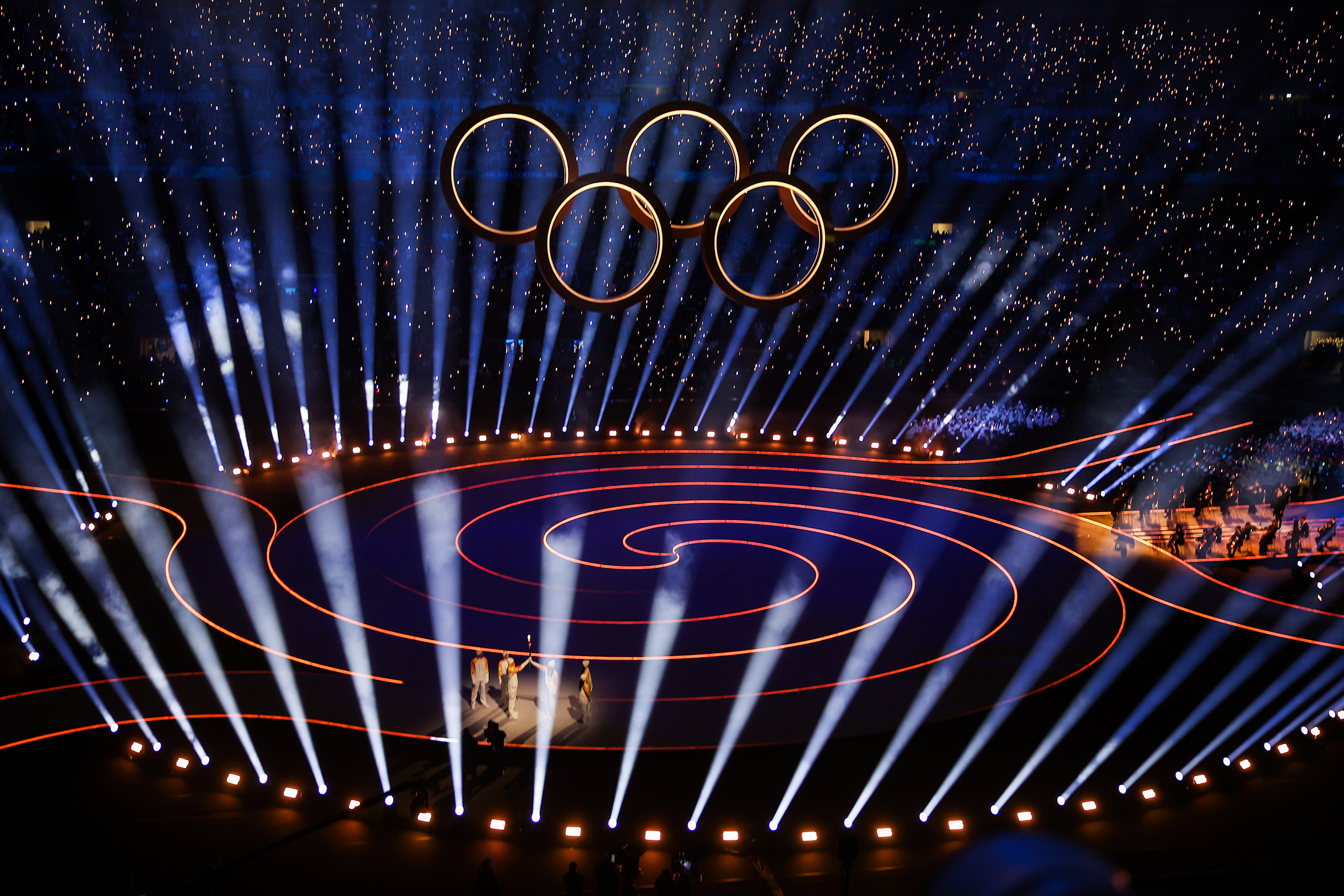 На сцену «Сан-Сиро» вынесли олимпийский огонь. © Петр Ковалев / ТАСС