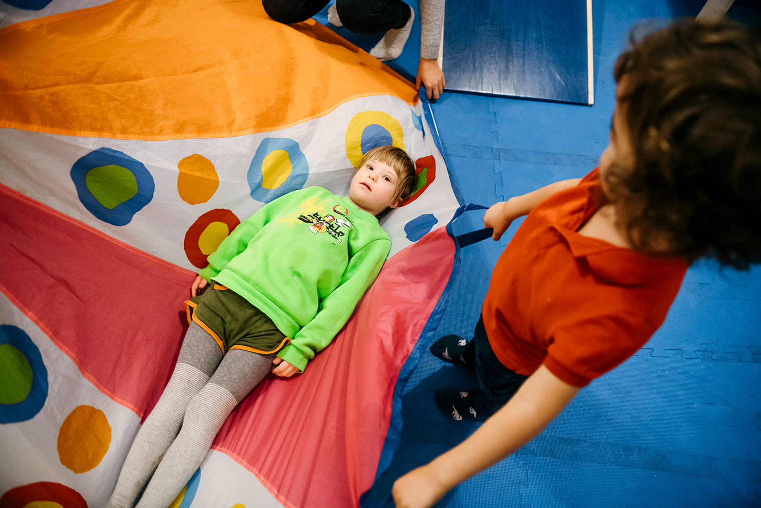 Занятия в центре помогают детям с инвалидностью развивать навыки коммуникации, взаимодействия, игры и получать социальный опыт