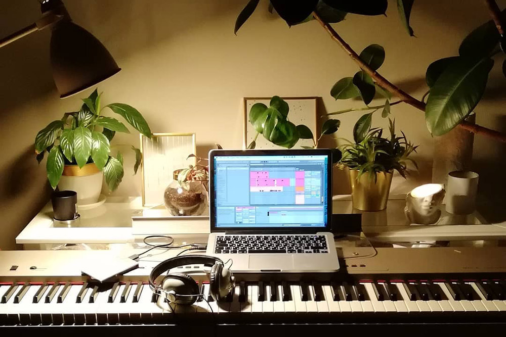 Так выглядит мое цифровое пианино и интерфейс Ableton, в котором я пишу партию барабанов для одной из песен. Формат MIDI позволяет использовать пианино как клавиатуру для любых инструментов в программе звукозаписи