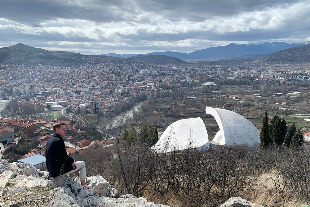 Так выглядят почти все города на Балканах — бесконечные горы