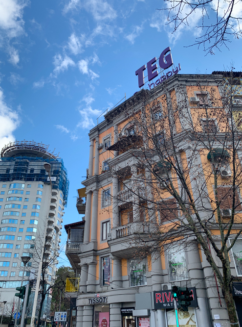 Местами Тирана напоминает советский город 50‑х годов. Такая сталинка вполне могла стоять где‑нибудь в Абакане