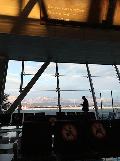 Обратный рейс из аэропорта Тираны на 12 часов задержали из‑за снега. Нас до вечера поселили в гостиницу рядом, накормили завтраком и обедом