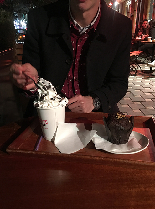 Углеводная кома из «Крокао» и шоколадного маффина за 300 ₽ в кофейне Mulliri