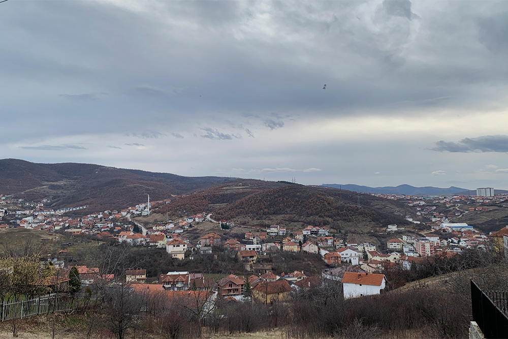 Вид на город Приштина в Косово