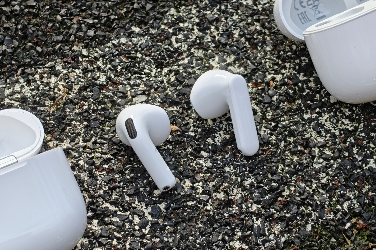 Слева — AirPods, справа — Honor. Главное внешнее различие — в черной сеточке для микрофона и фазоинвертора у Apple