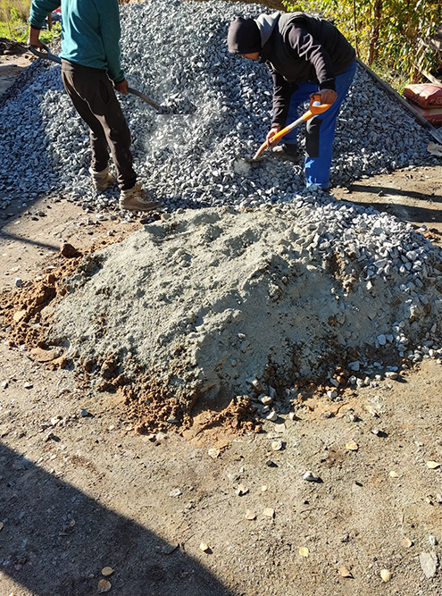 Раствор замешивали прямо на земле лопатами — смешивали песок, щебень и воду