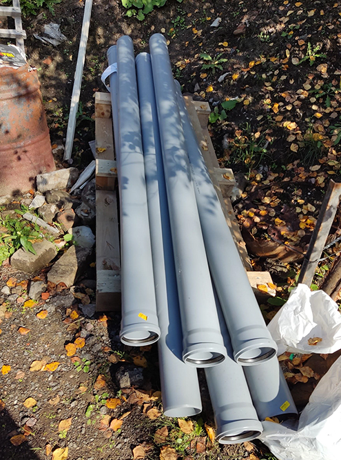 В «Леруа Мерлене» я взял шесть канализационных труб длиной по 2 м. Каждую рабочие распилили болгаркой на три части
