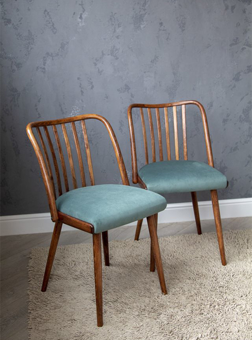 А это похожие стулья дизайнера Антонина Шумана. Они сделаны из массива в Чехословакии в 1960⁠-⁠е годы. Один стоит 17 000 ₽. Источник: «Авито»