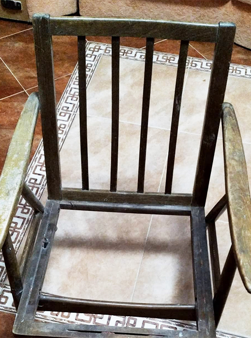 Таким я принесла домой чехословацкое кресло «Лигна». На неторопливую реставрацию ушло две⁠-⁠три недели