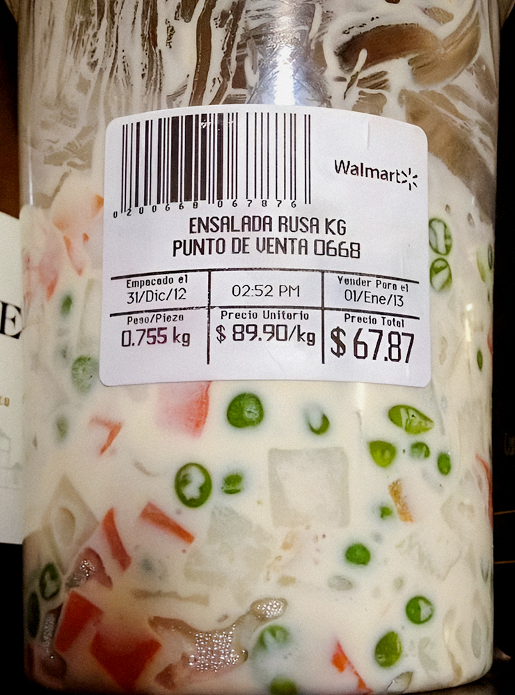 11 лет назад в Мексике мы нашли в супермаркете энсаладу русу — в переводе «русский салат». Это вариация оливье во многих испаноязычных странах. Есть энсаладу русу почти невозможно, но функция блюда скорее символическая