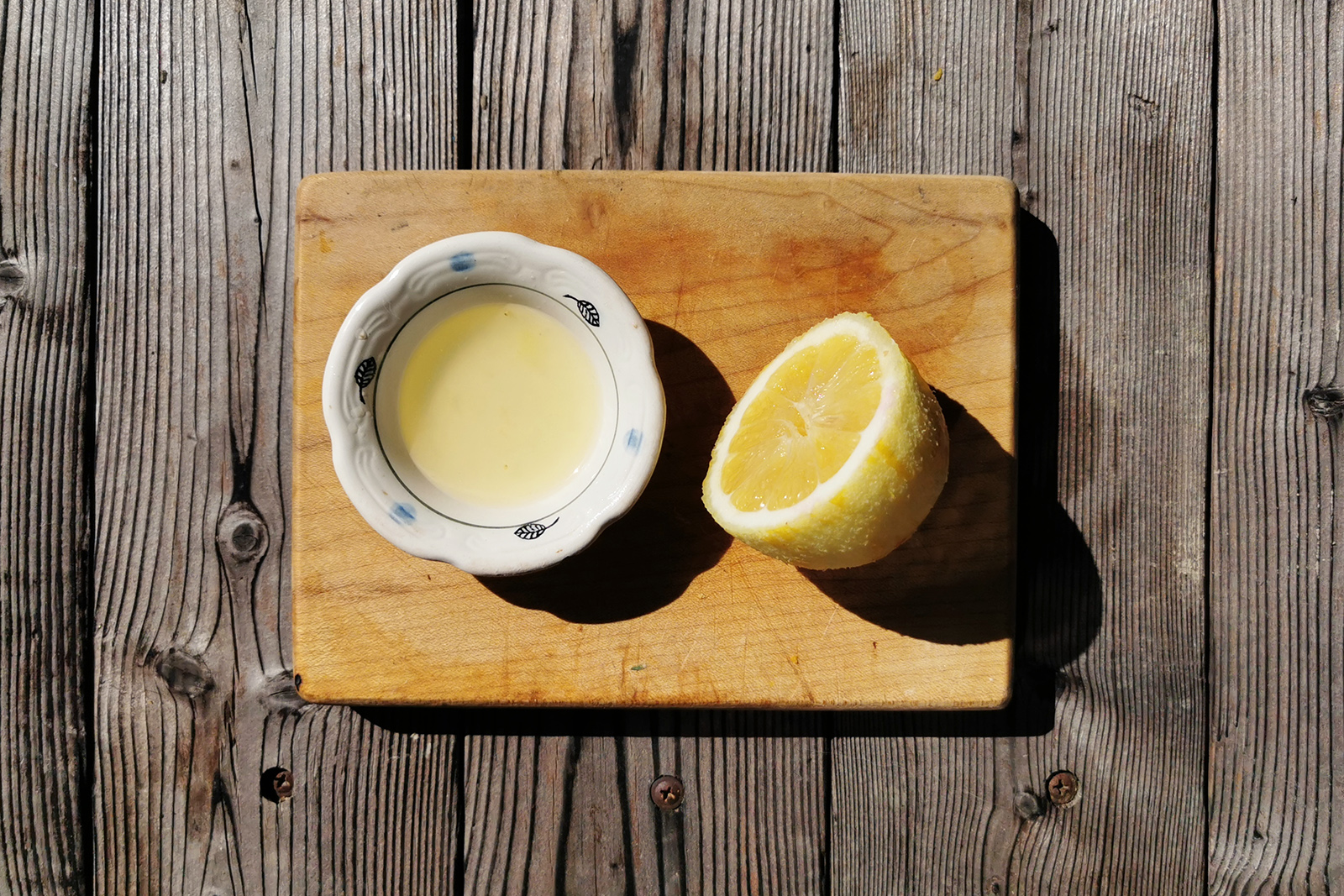 Лимонный сок придает верхнему слою приятную кислинку