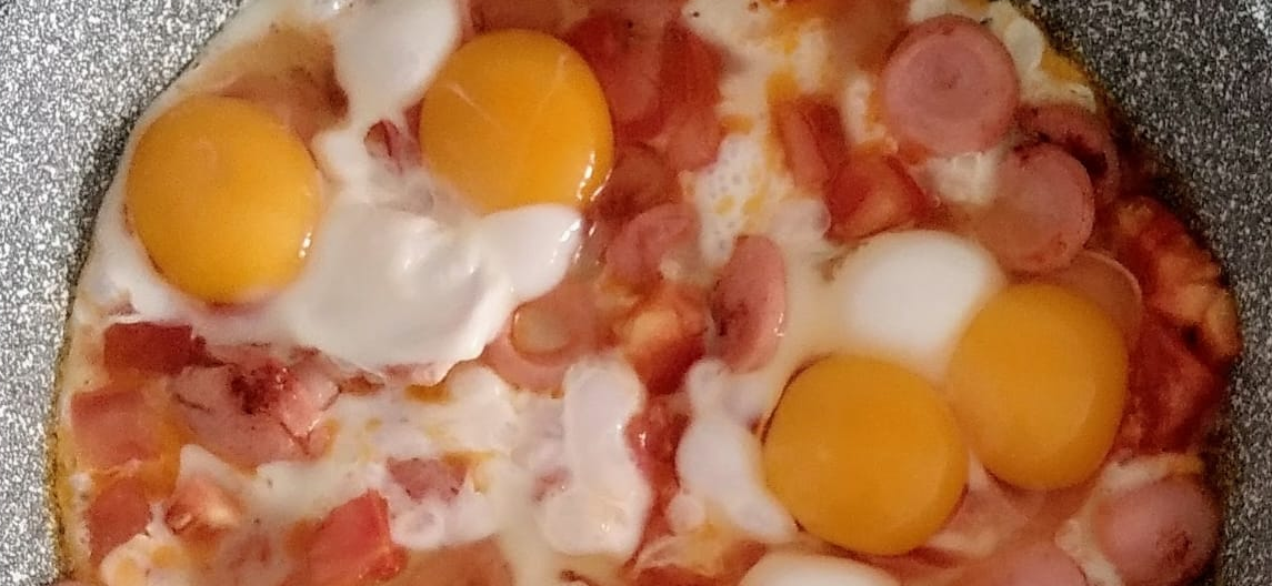 Мой завтрак: яичница из двухжелтковых яиц, сосисок и помидоров
