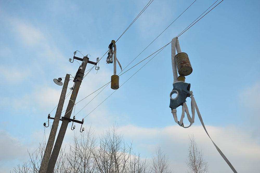 Старая электрическая сеть: по опорам идет несколько проводов, закрепленных на фарфоровые изоляторы. Упавшее дерево можно оборвать любой провод или несколько. Источник: Poliorketes/Shutterstock