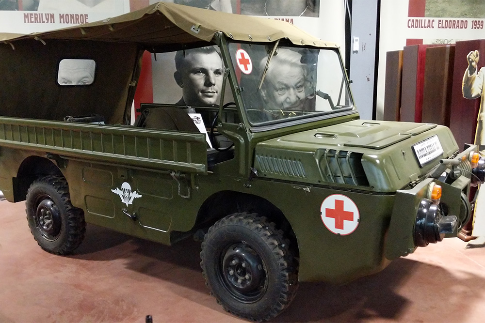 Не каждый день увидишь Гагарина и Ельцина в одной машине. Советский автомобиль Луаз⁠-⁠967 — это транспортер, на котором во время войны увозили раненых с поля боя и подвозили боеприпасы