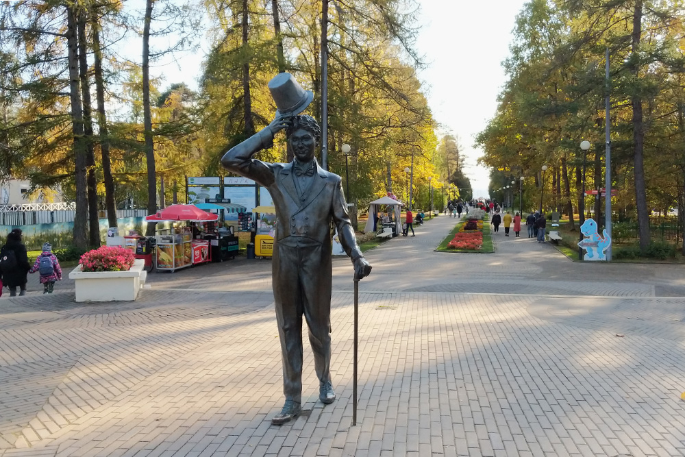 Скульптор решил сделать памятник выше реального роста актера: 2,4 метра, а не 1,74. Прямо за скульптурой — центральная аллея, которая ведет к пляжу и Финскому заливу