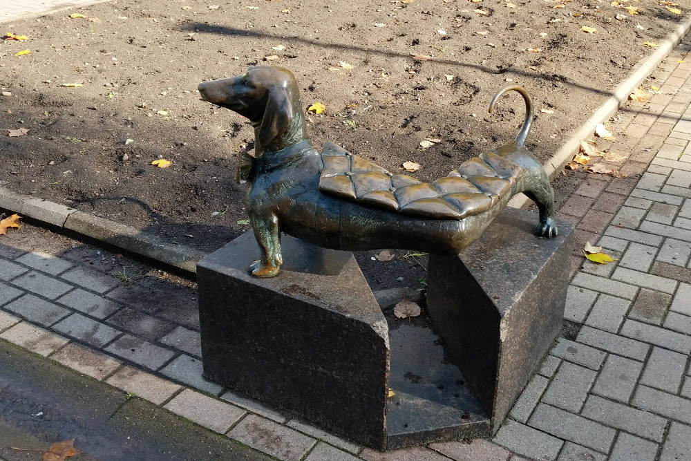 Скульптура таксы может служить и лавочкой. Она находится напротив дома 24 по проспекту Ленина