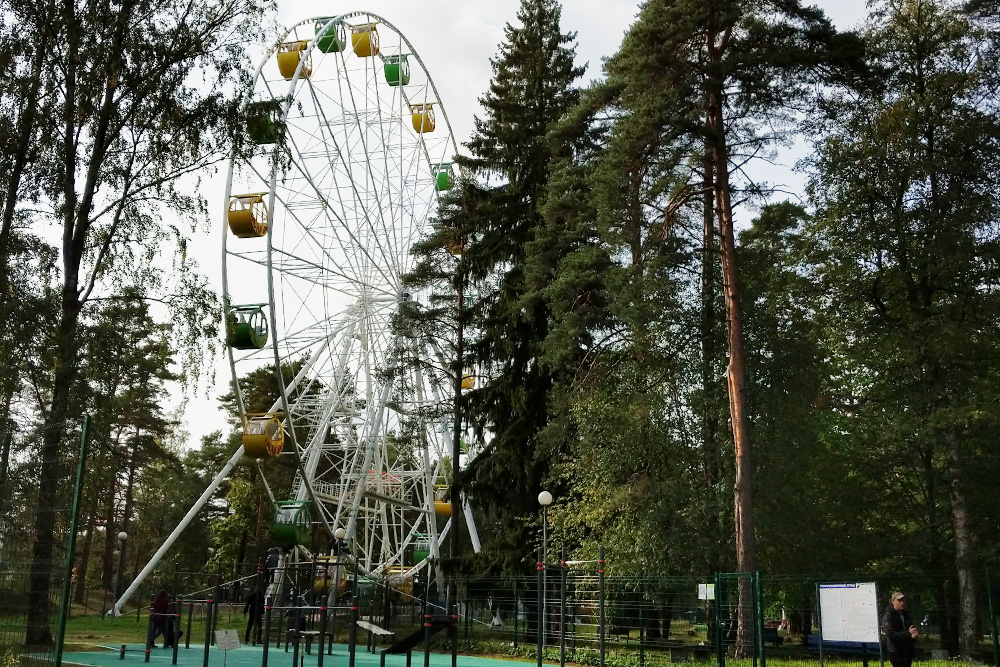 Высота колеса обозрения — 38 метров. Это один из самых популярных аттракционов в парке