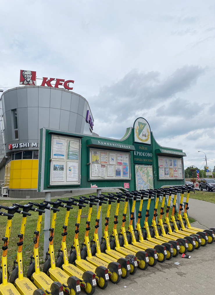 Электросамокаты «Яндекс-го» на станции Крюково. Фото: Ольга Тройникова