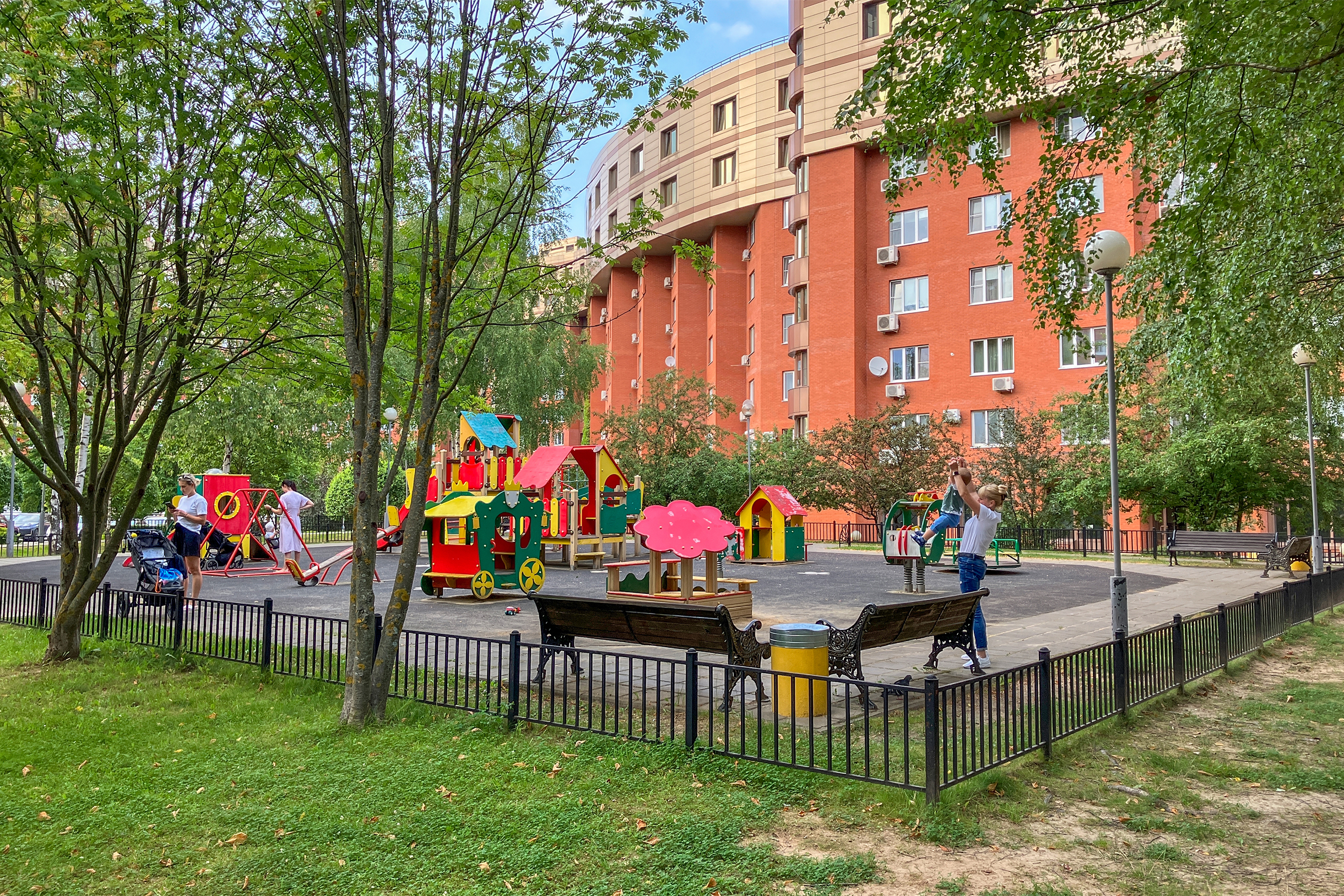 Двор в МЖК: детские площадки, ухоженные дорожки и лес вокруг