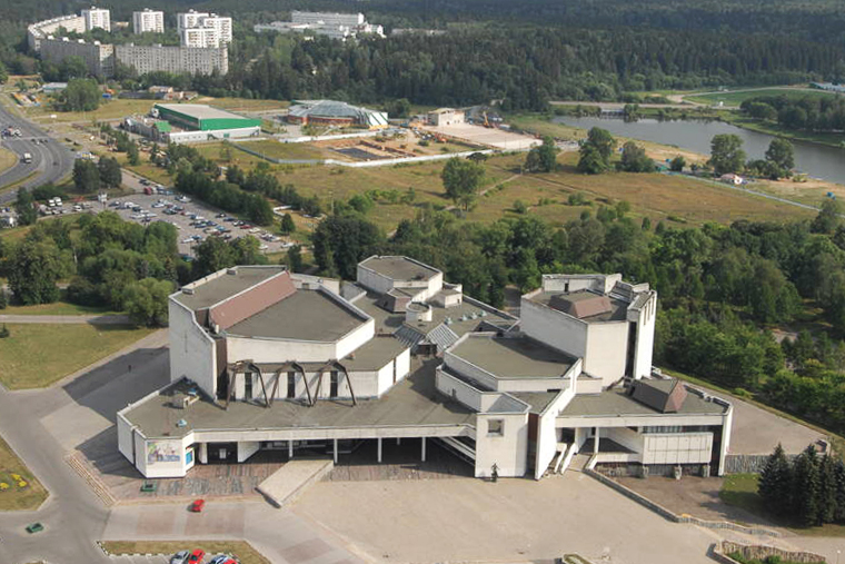 На фото с воздуха видно, что треугольник — основной элемент, который объединяет все части здания, превращая его в цельный ансамбль. Источник: zelenograd.ru