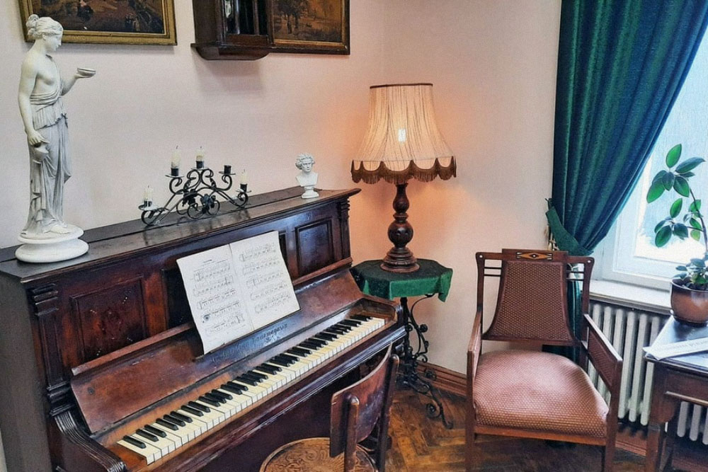 Примерно так выглядела гостиная виллы Крелль век назад. Источник: cranz‑muzeum.ru