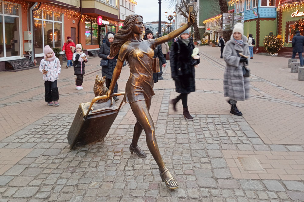 Дальше по улице можно встретить популярную скульптуру «Курортница»