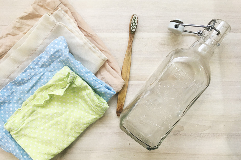 Экологический стартер-пак: бамбуковая зубная щетка, бутылка из⁠-⁠под водки, которую удобно использовать вместо многоразовой бутылки, и тканевые мешочки для покупки продуктов