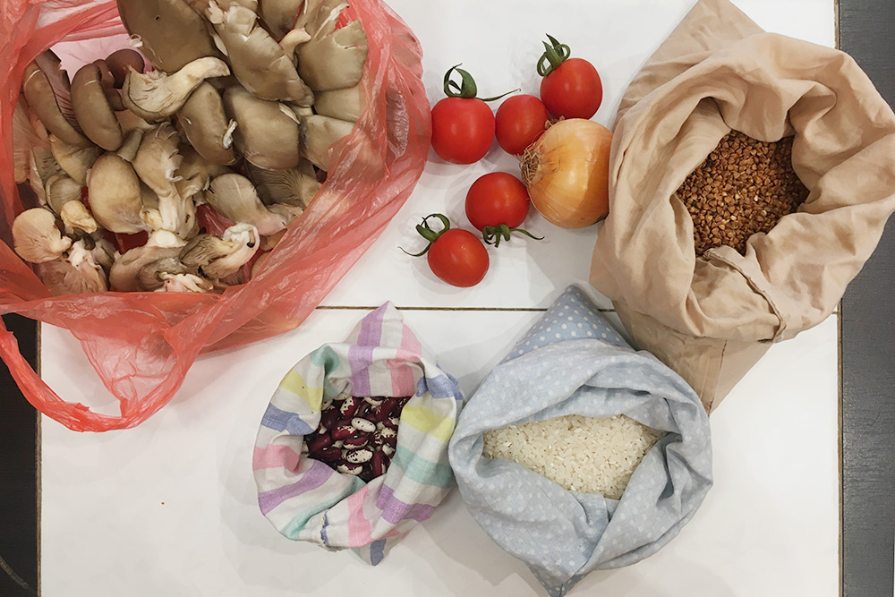 Мои покупки в первый день эксперимента: грибы, фасоль, рис, гречка, лук и помидоры