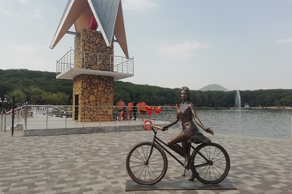Статуя туристки-велосипедистки и сторожевая башня «Сердце Железноводска» — популярные объекты для селфи, вокруг них всегда многолюдно