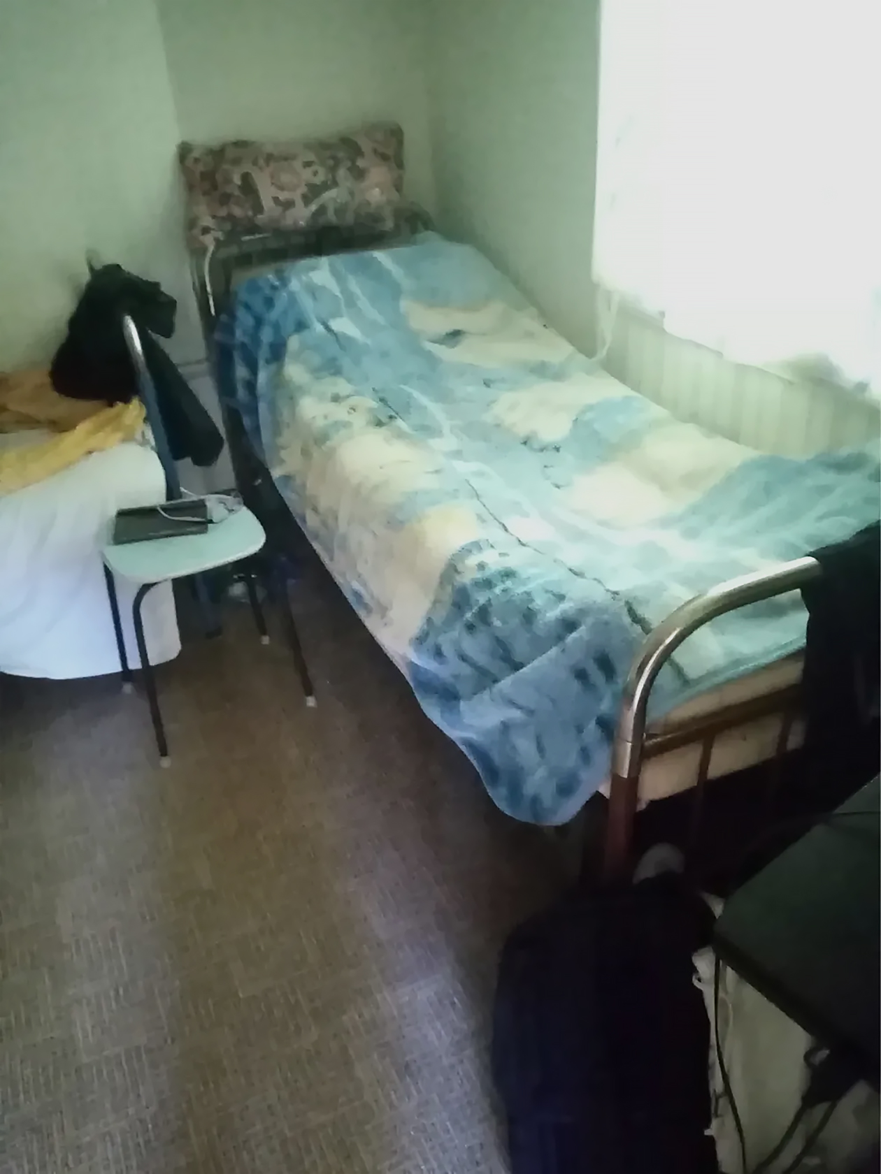Старые панцирные кровати стоят в домике со времен СССР