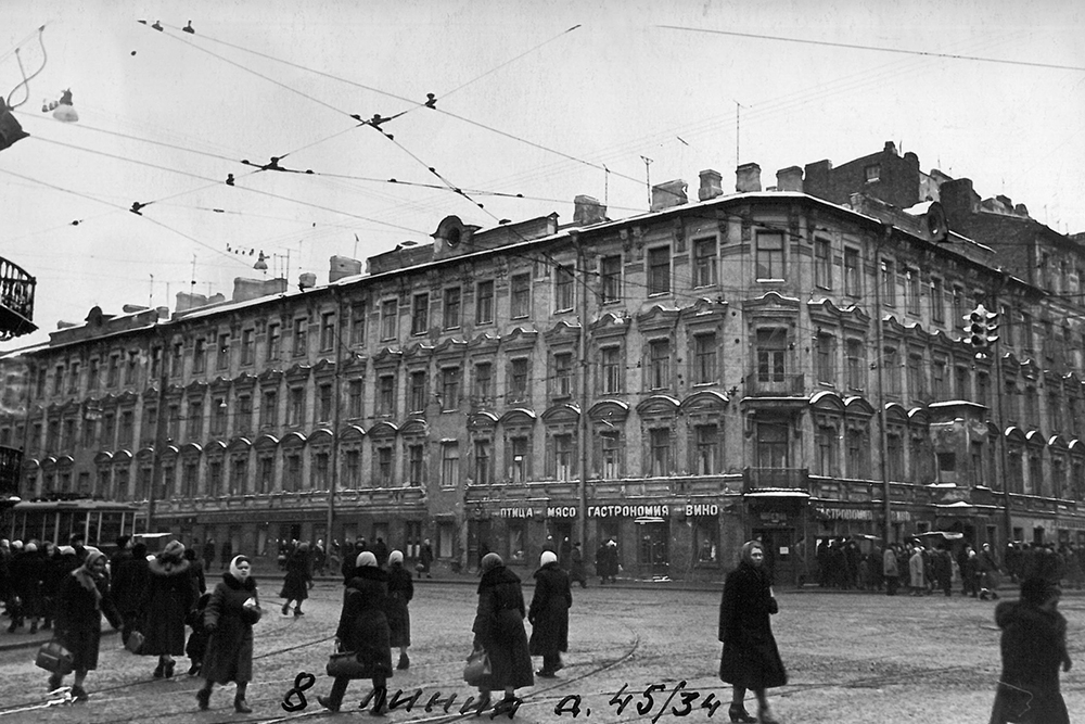 На старой фотографии видно, что по Среднему проспекту когда-то тоже были эркеры, но их убрали — обратите внимание на место, где в наши дни находится арка. Источник: citywalls.ru
