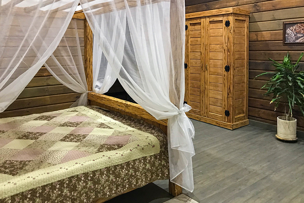Гостевая спальня выполнена в стиле рустик