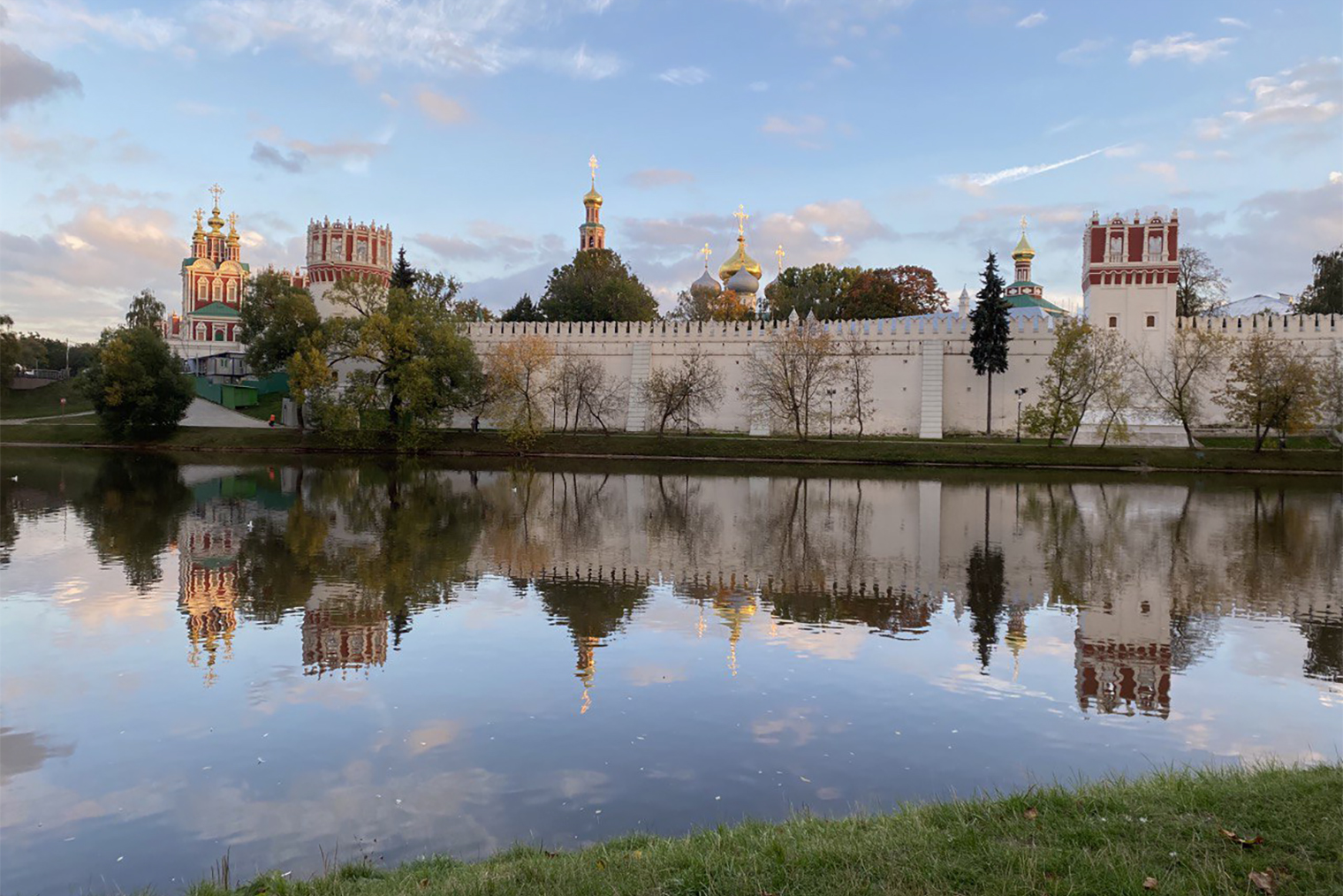 Вид на Новодевичий монастырь с воды