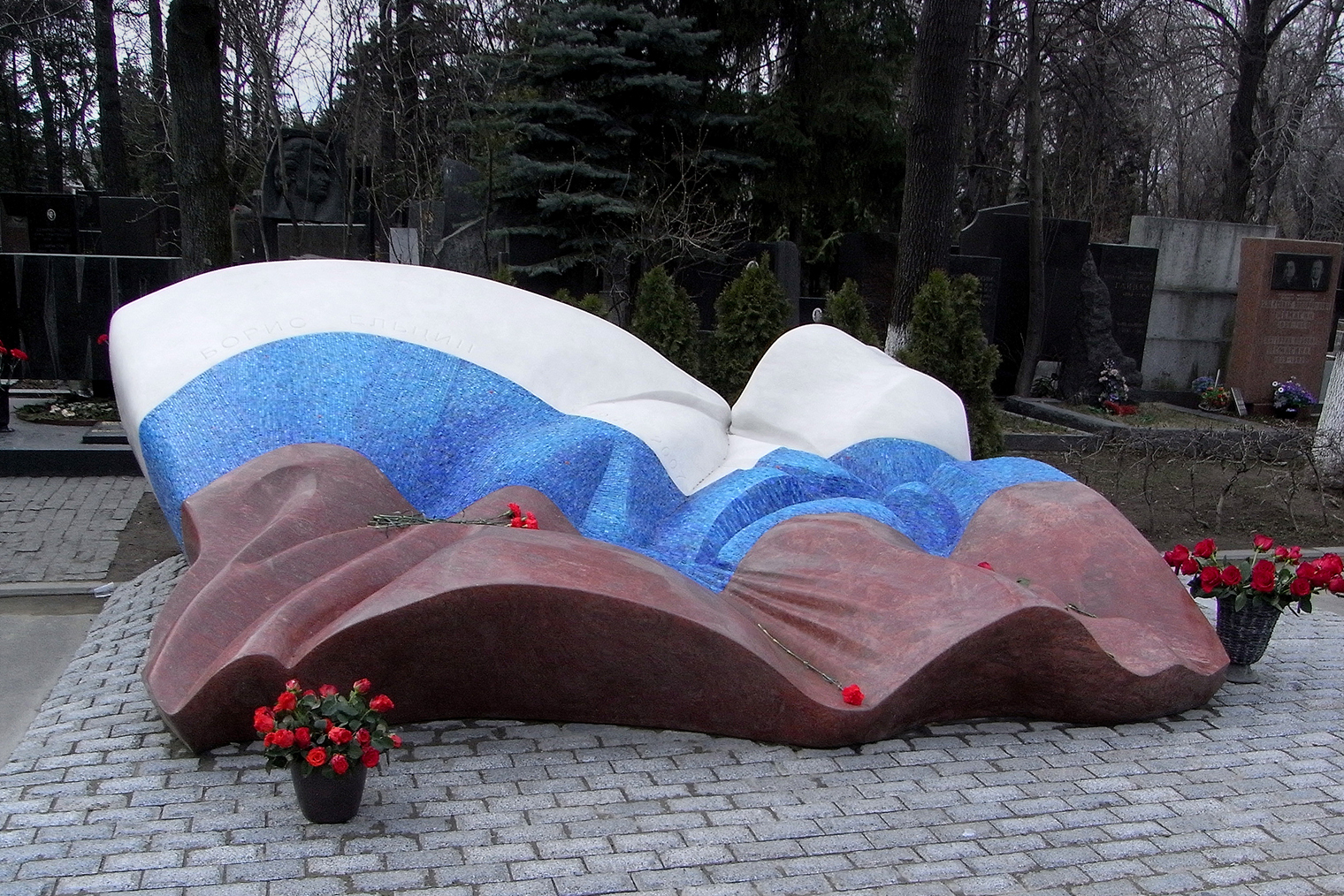 Надгробие могилы Ельцина, которая находится недалеко от входа на кладбище. Фотография: Gijsvk. / Wikimedia
