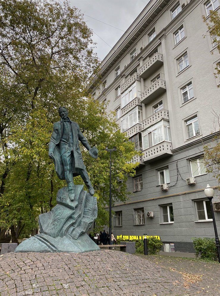 А это памятник Булгакову и два дома, между которыми он установлен