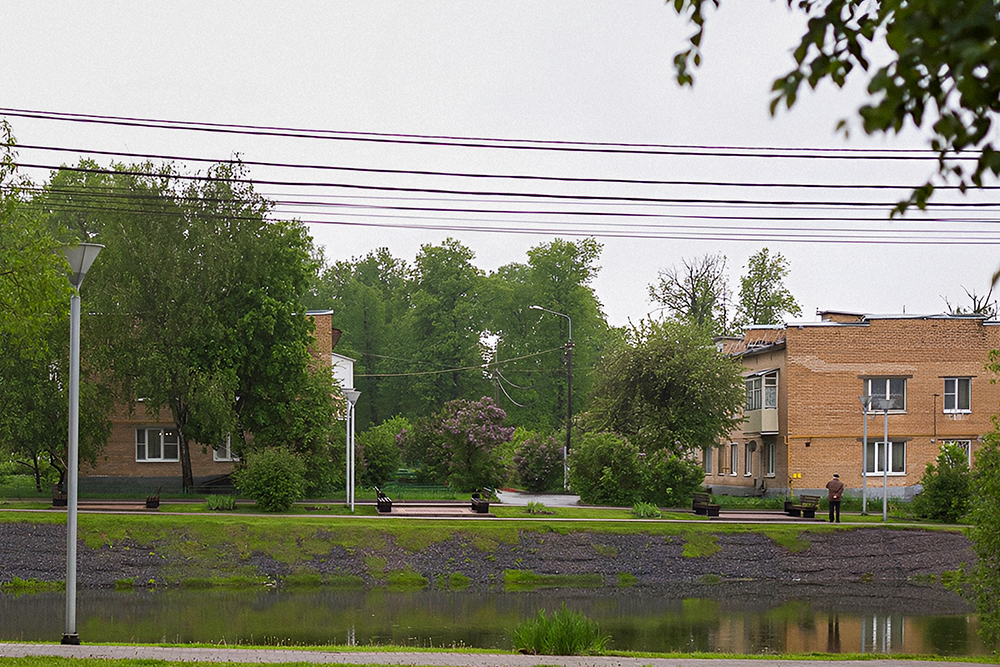 Вид на наши многоквартирные дома со стороны пруда и улицы