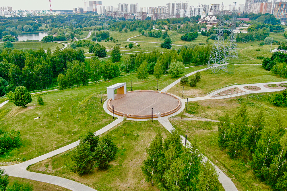 В ландшафтном парке есть сеть дорожек и тропинок, деревянные террасы. Источник: mitino.bapark.ru
